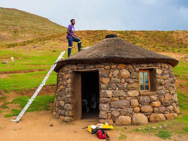 Solar-Installation auf einer traditionellen Steinhütte in Lesotho