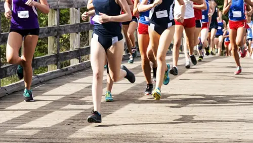 Laeufer Läufer bei Volkslauf auf einer Brücke