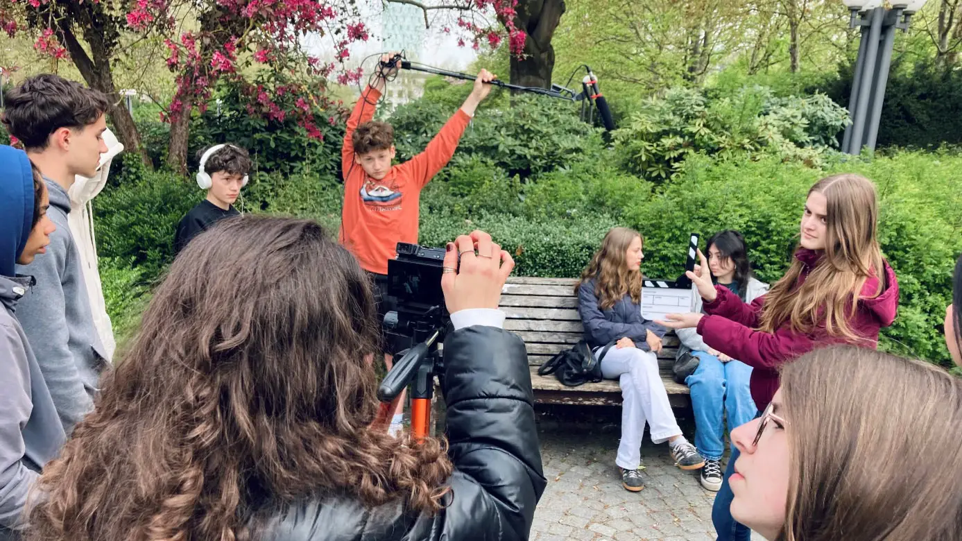 jugendliches-filmteam Jugendliches Filmteam dreht eine Szene